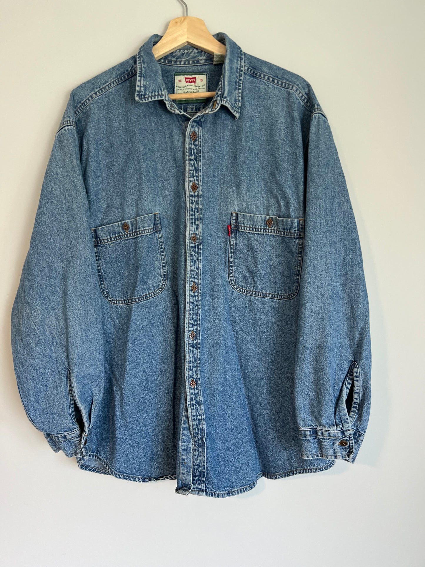 (XL) Vintage Levi’s button-up shirt