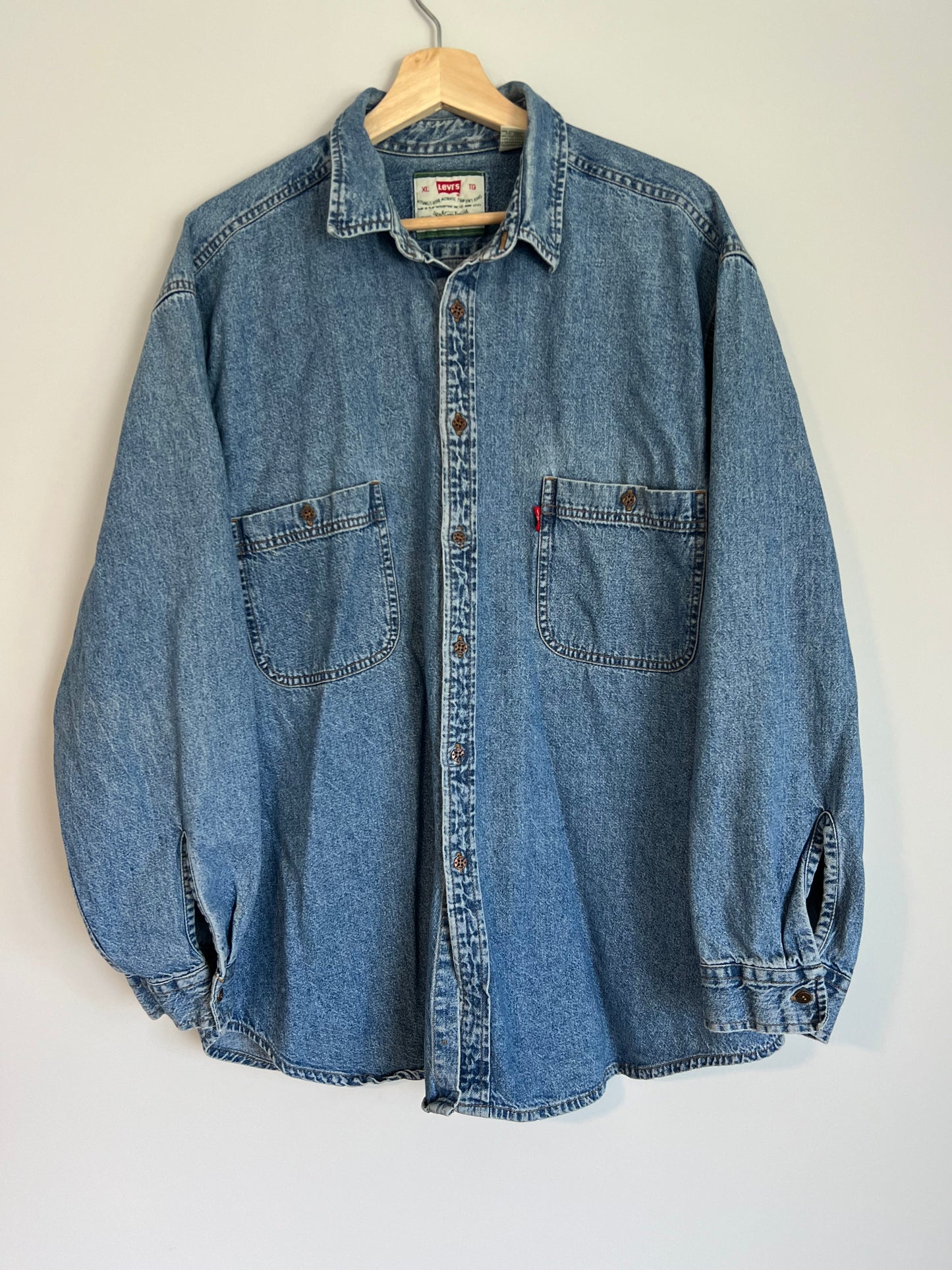 (XL) Vintage Levi’s button-up shirt
